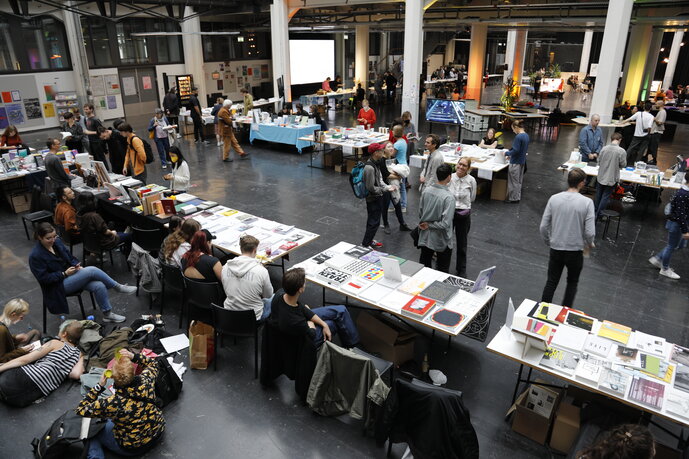 Ansicht des ersten BookBauFestivals in den Lichthöfen der HfG