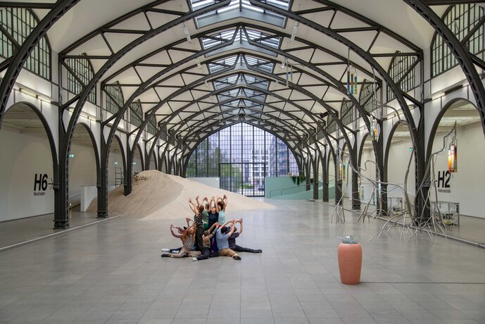 Alexandra Pirici. „Attune", 2024, Hamburger Bahnhof – Nationalgalerie der Gegenwart  Courtesy die Künstlerin, Hamburger Bahnhof und Audemars Piguet / Edi Constantin