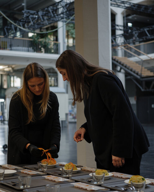 Food Styling Installation mit Christine Fischer (l.) und Amelie Poxleitner (r.)