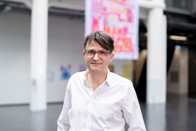 Porträt Dr. Andreas Vogel im Lichthof der HfG Karlsruhe