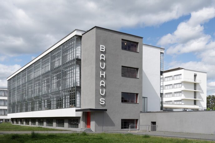 Bauhausgebäude (1925-26), Architekt: Walter Gropius, Abendstimmung zur Konferenz "Bauhaus sammeln", 2019, Stiftung Bauhaus Dessau / Foto: Meyer, Thomas, 2019 / OSTKREUZ