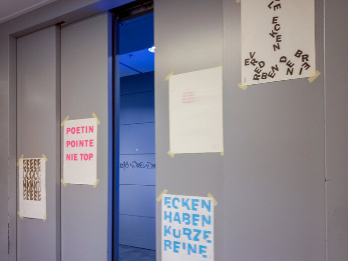 Photo of the big elevator/freight lift (Lastenaufzug) at the Karlsruhe University of Arts and Design, showing the elevator from outside during the Literaturtage 2024