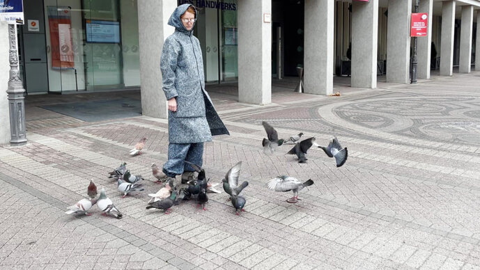 Leonie Mühlen, Filmstill aus der Performancearbeit „Taubenfrau“, 2023–2024