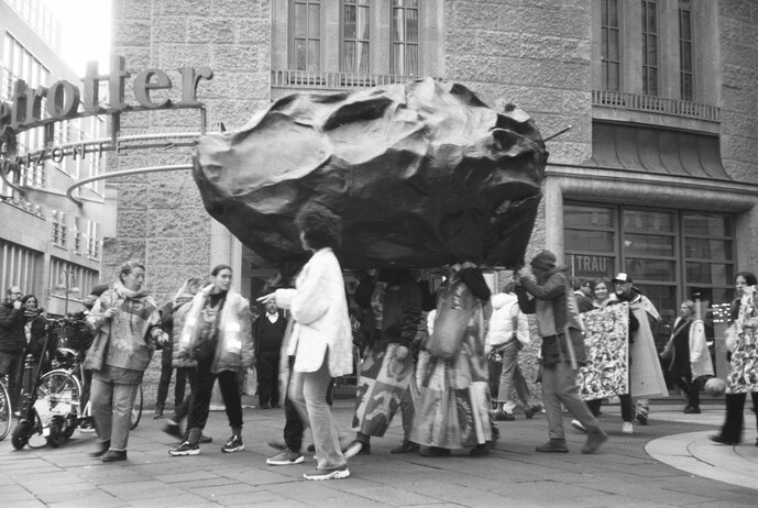 Sara Alvarado & Camilo Pachón, The Walking Mountain, 2023, Performance in Köln
