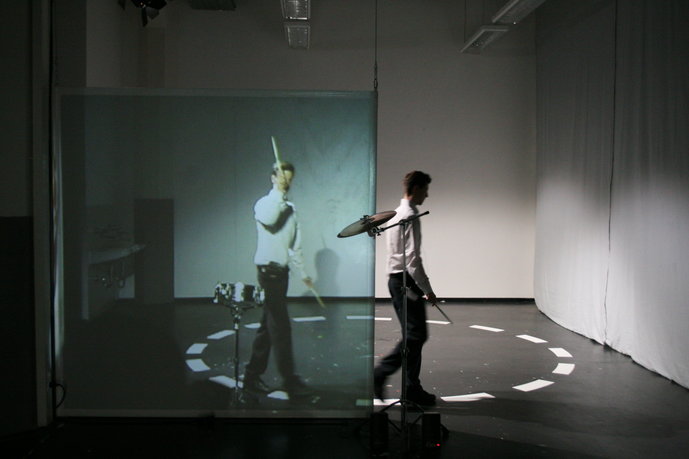 Kilian Kretschmer, & 4 & (2008/2016), Video-Performance