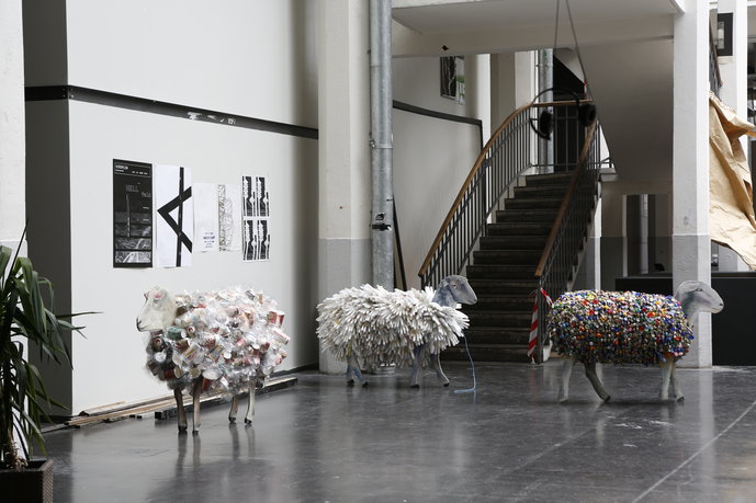 "Die Herde" von Silvie Marie Wipfler bewegt sich durch die HfG Karlsruhe