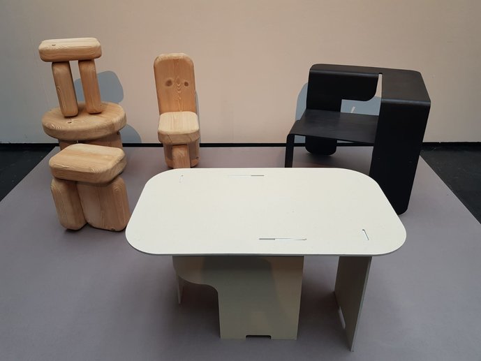 Arbeiten von Lisa Ertel. Mit dabei (r.): Neil. Ein Sitzmöbel, Stuhl und Tisch zugleich, den sie gemeinsam mit Anne-Sophie Oberkrome gestaltete.