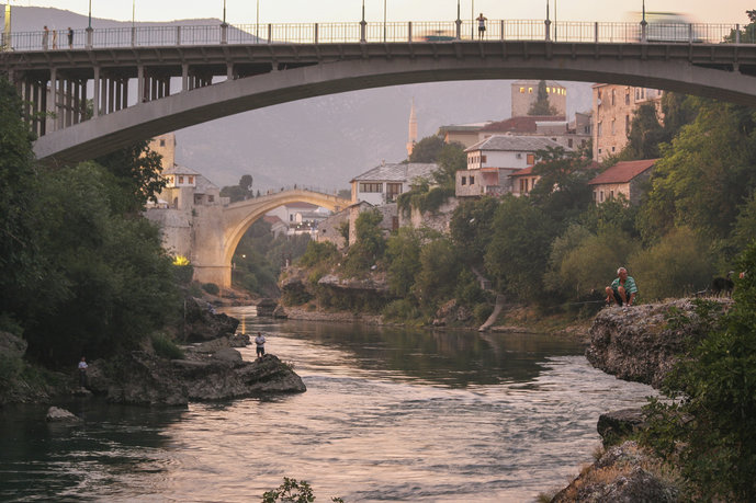 Im Hintergrund: Stari Most, die Alte Brücke in Mostar, Serbien