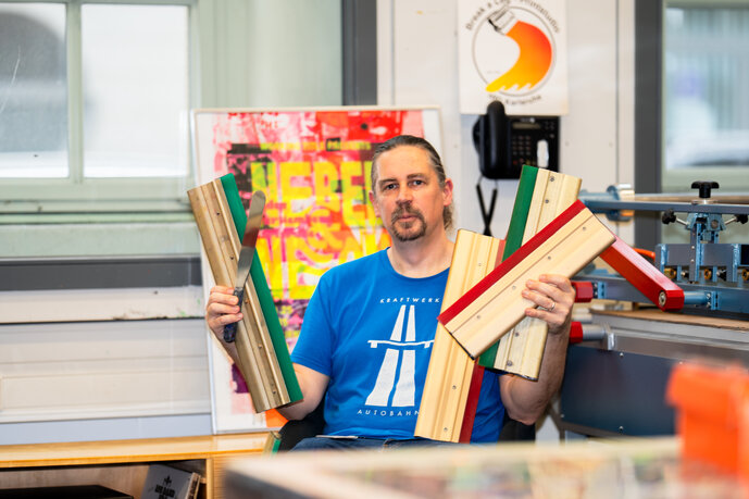 Tjark Schönfeldt in der Siebdruckwerkstatt, 2025.