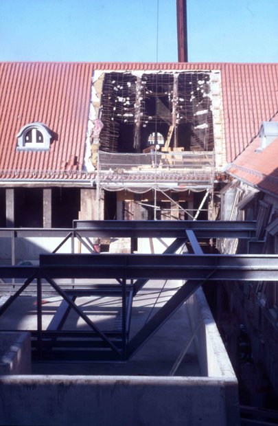 Sanierungsarbeiten am Hallenbau A – Dachluke, Februar 1995