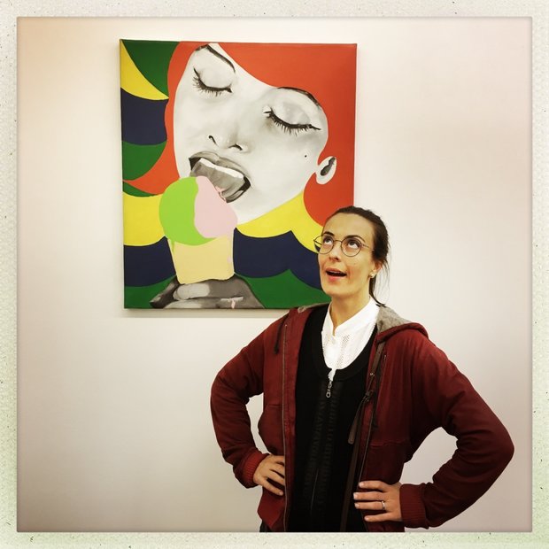 Antonia Wagner vor dem Gemälde von Evelyne Axell „Ice Cream“, 1964 in einer Ausstellung  in der Galerie Koenig in Berlin am 26.4.2018