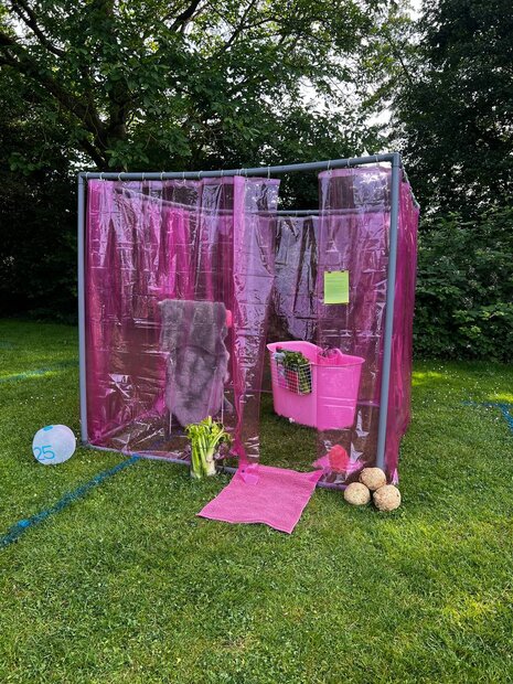 Ausstellungsansicht der Arbeit "Clean Girls" im Freibad Rüppur im Rahmen der Ausstellung "Chlorreiche Tage" 2026.