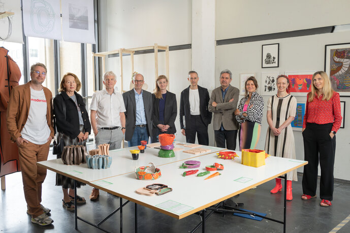 Gruppenfoto Jury und Rektorat/HfG Rundgang 2025: v.l.n.r.: Dr. Sebastian Baden, Dr. Marlene Angermeyer-Deubner, Dr. Henning Rickmann, Thomas Fröhlich, Dr. Margit Rosen, Prof. Sami Khatib, Prof. Simon Sheikh, Prof. Charlotte Eifler, Prof. Dr. Inge Hinterwaldner, Dr. Stefanie Patruno, Foto: Eisenhart Keimeyer